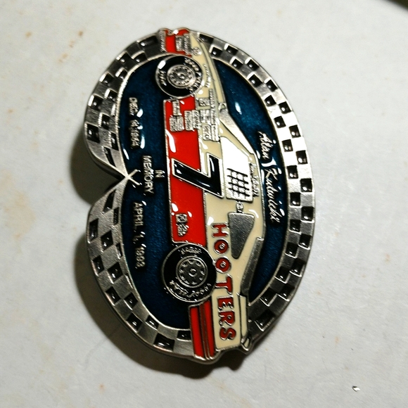 IN MEMORY ALAN KULWICKI NASCAR HOOTERS NASCAR BELT BUCKLE  Belt Buckle In Memory of Alan Kulwicki Metal Enamel Dated on the Front W/Racecar